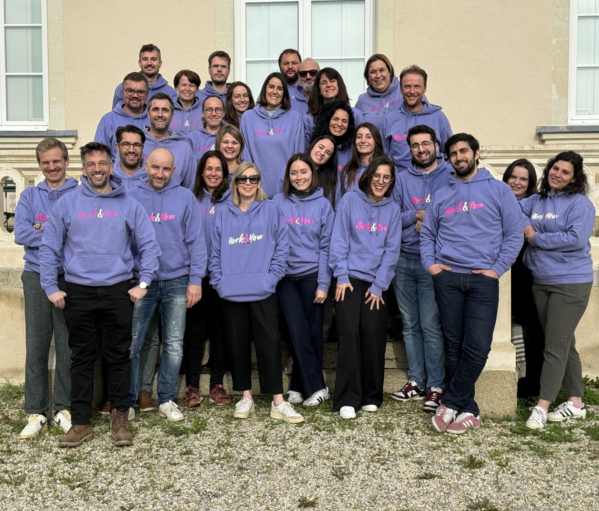 L'équipe Work&You réunie devant le siège